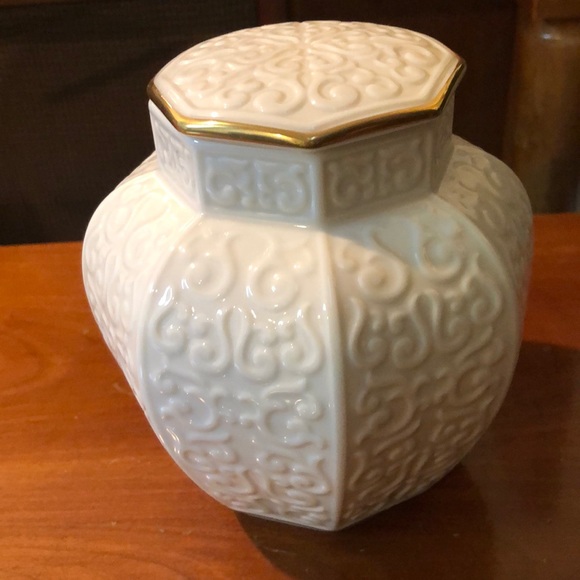 Antique Lenox vase w/ top, hand decorated with 24K - Picture 3 of 3